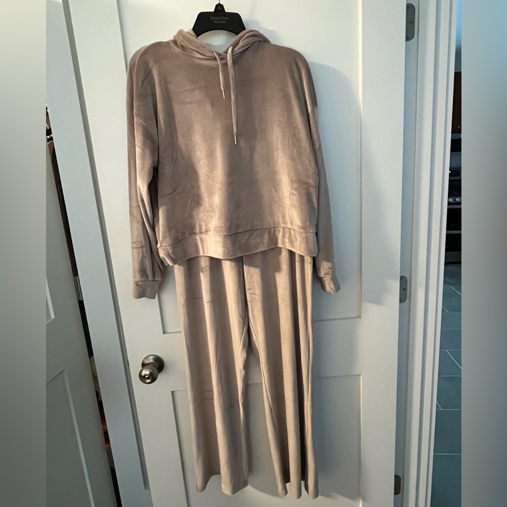 NWT Matching Lounge Set tan super soft Danskin